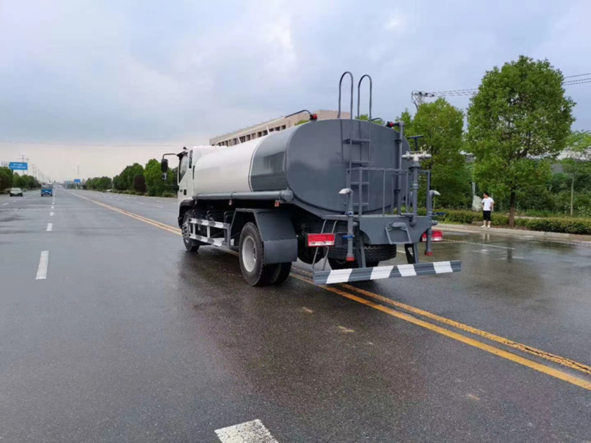 新灑水車 新灑水車